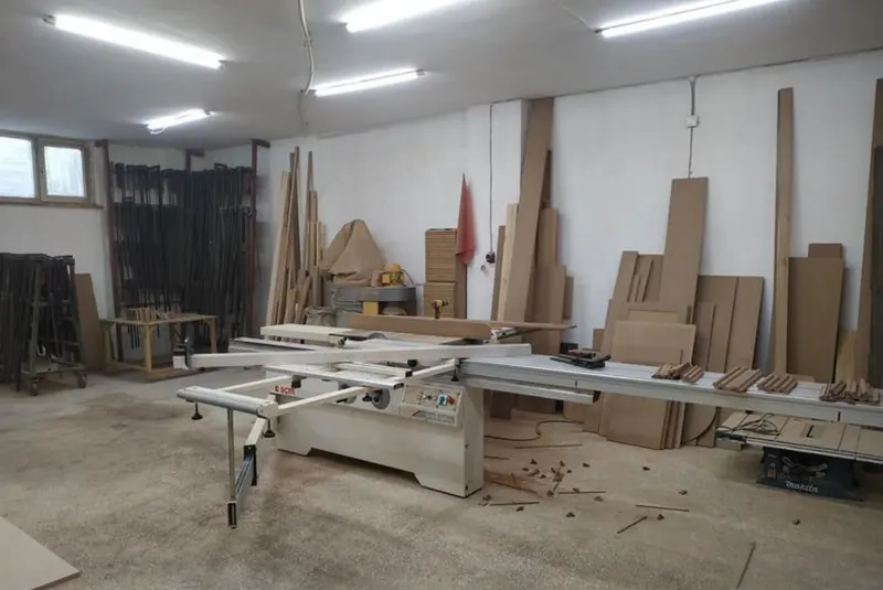 Atölyede ahşap malzeme ve panel stoğu