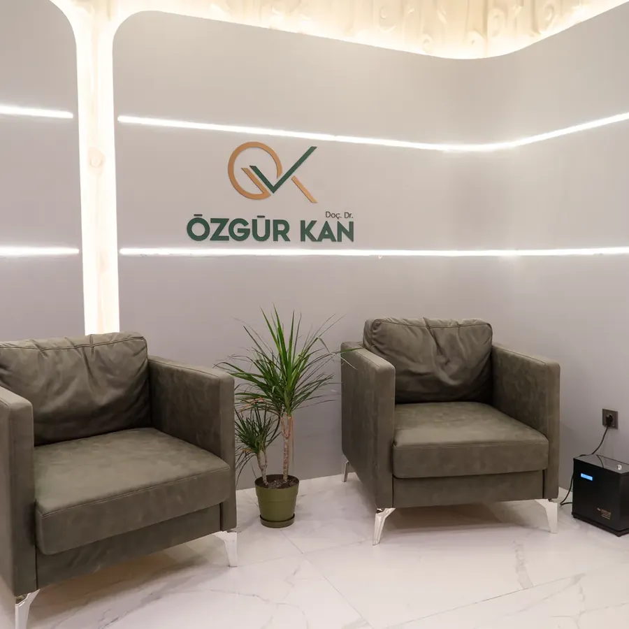Özgür Kan Clinic logolu bekleme alanı
